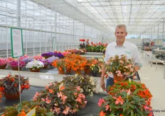Geert-Jan Aaldering with Schneider Youngplants, proudly showing visitors around in the new facilities. One of the new introductions this year is the Begonia Wendy, a bicolour bred by Tesselaar Alstroemeria.